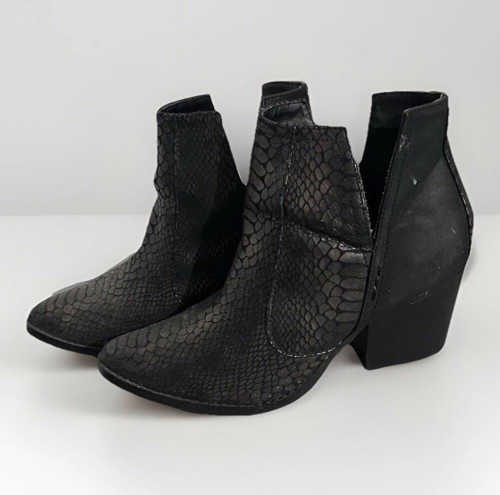 Not Rated Women’s Tarim Snake Pattern Boots Metallic Black Ankle Booties Sz 9